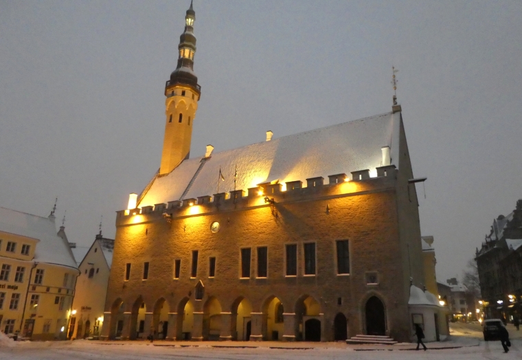The old town square in Tallinn looks magical in the snow at dawn | Travel guide | City guide | Girl with a saddle bag blog